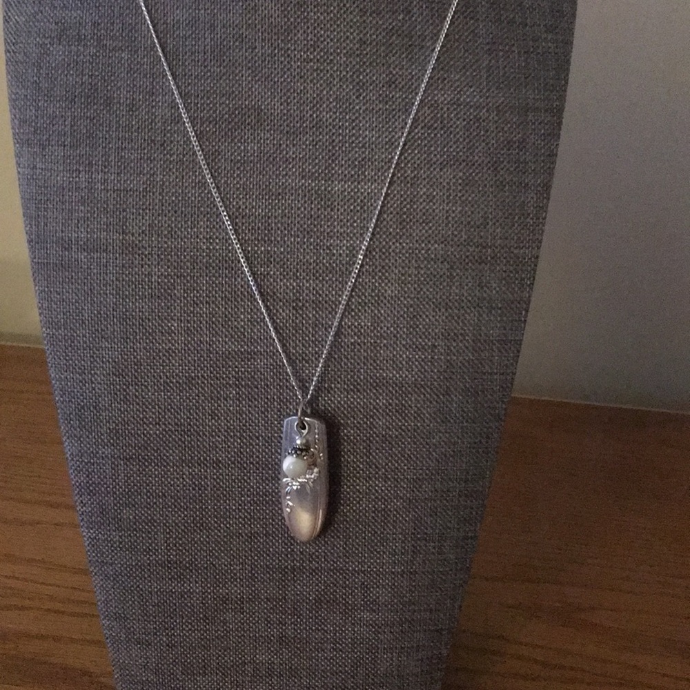 Necklace with flower and pearl pendant